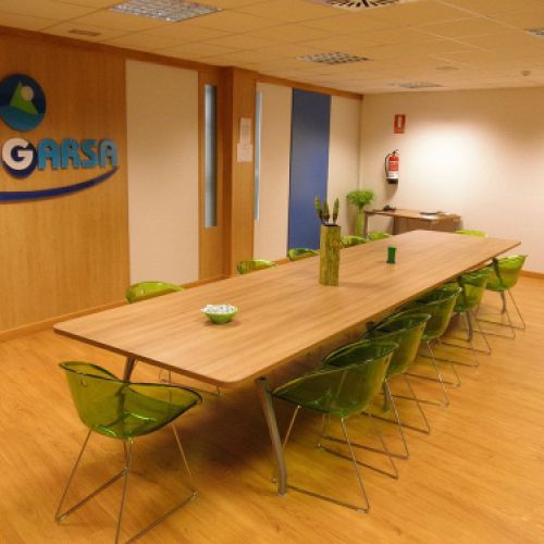 Sala de reuniones con mesa larga