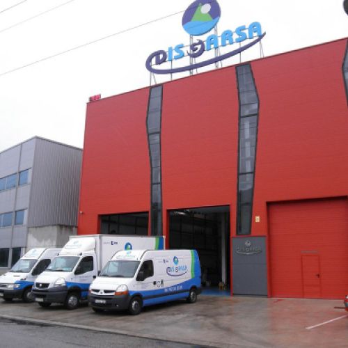 Exterior de nave con flota de vehículos