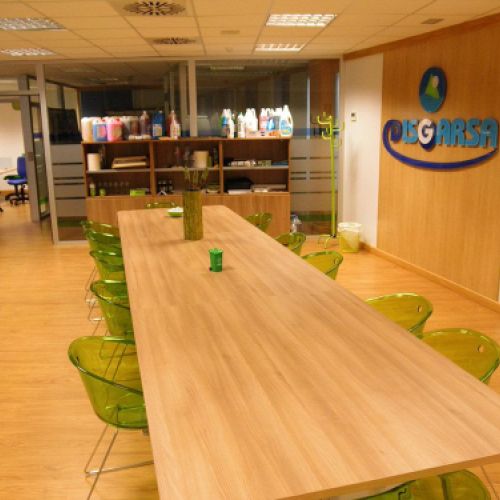 Sala de reuniones con mesa larga