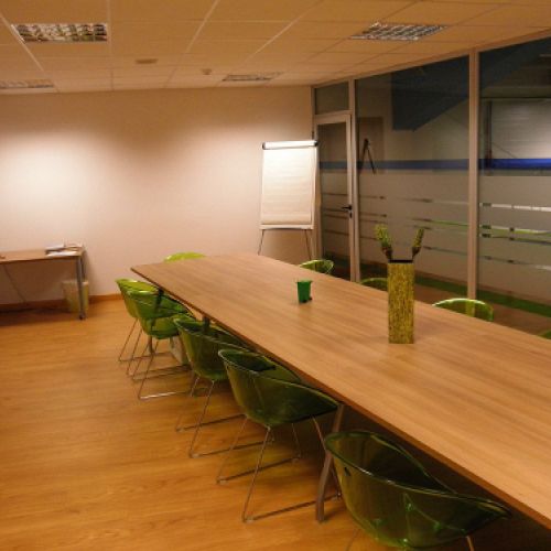 Sala de reuniones con mesa larga