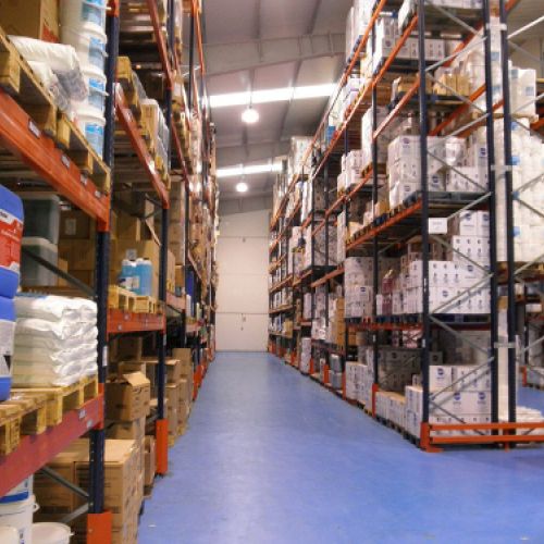 Almacén abastecido con productos de limieza