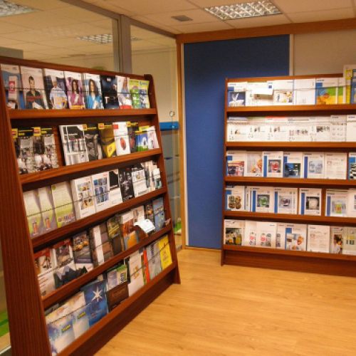 Despacho con estanterías y catálogos