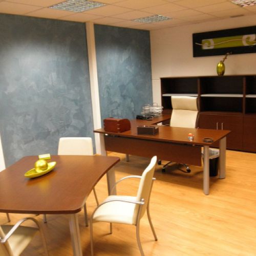 Despacho con varias mesas